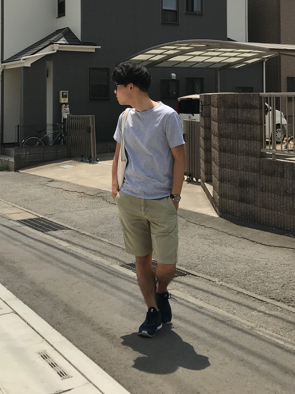 「夏、シンプル、ショーツ、アンクレット、無地T、ZOZO、黒縁メガネ、暑い、トートバッグ、ニューバランス」｜「NEW BALANCEのMS574（スニーカー、ブルー系）」を使った、ひかるさん（メンズ・166cm）の夏コーディネートの1枚目の写真