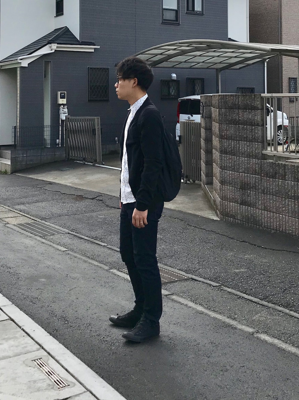 「白黒、ドット、ドットシャツ、UNIQLO、黒縁メガネ、カーディガン、スキニーデニム、秋コーデ、カジュアルコーデ、コンバース」｜「CONVERSEのコンバース CONVERSE NEXTAR 110 SLIP OX ブラック 32765381（スニーカー、ブラック系）」を使った、ひかるさん（メンズ・166cm）の秋コーディネートの1枚目の写真