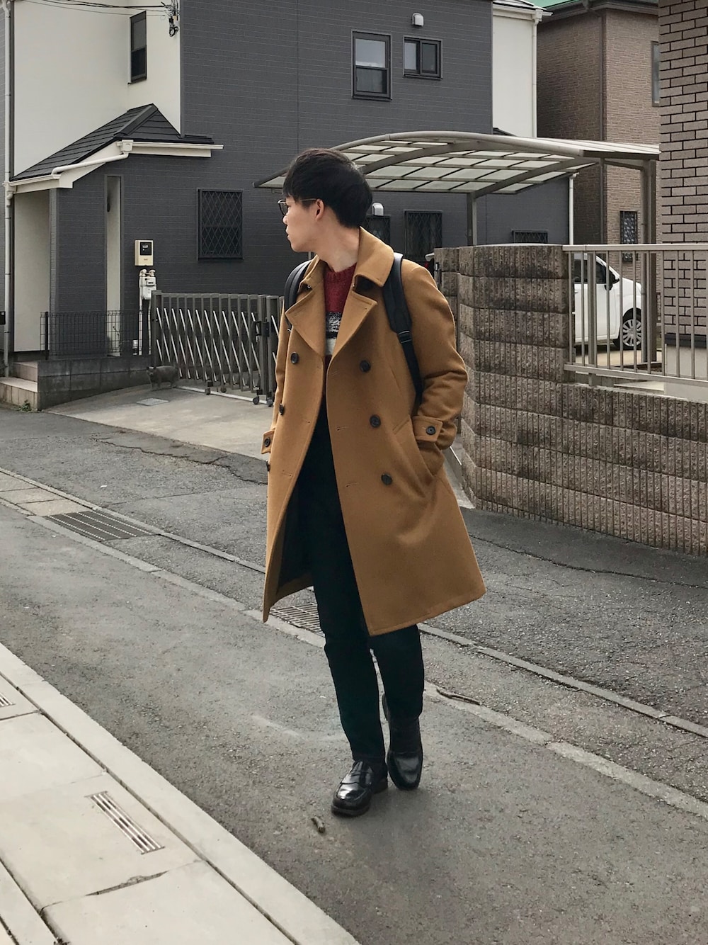 「大人カジュアル、Pコート、冬、ロングコート、キャメル、めがね、UNIQLO、ローファー、スキニーデニム、きれいめカジュアル」｜「BEAUTY&YOUTH UNITED ARROWSのアイテム（その他シューズ、ブラック系）」を使った、ひかるさん（メンズ・166cm）の冬コーディネートの1枚目の写真