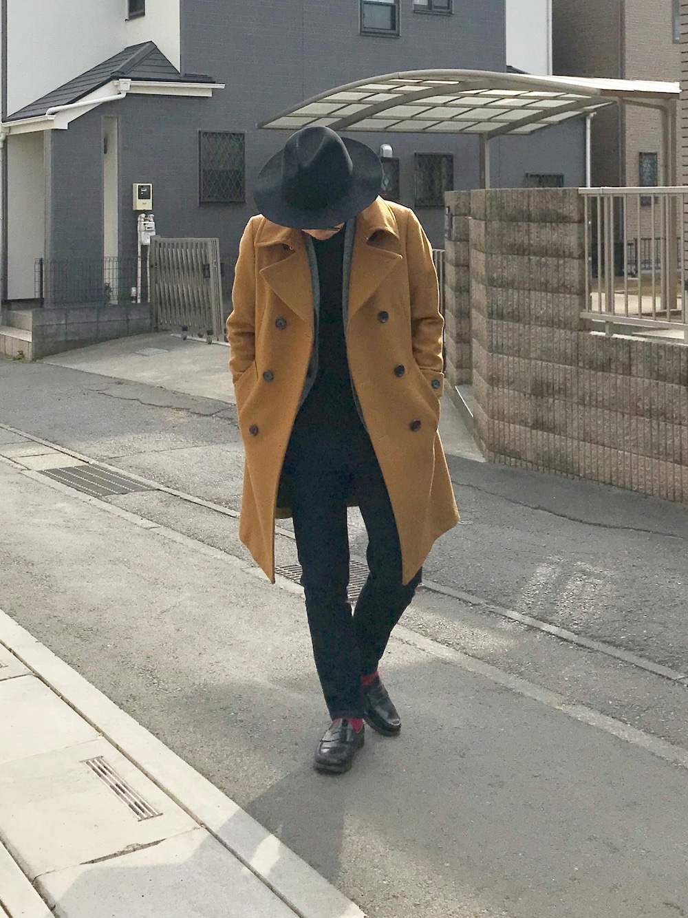 「休日スタイル、ハット、キレイめ、UNIQLO、ジャケット、ピーコート、キャメル、ローファー、帽子×メガネ、大人コーデ」｜「BEAUTY&YOUTH UNITED ARROWSのアイテム（その他シューズ、ブラック系）」を使った、ひかるさん（メンズ・166cm）の冬コーディネートの1枚目の写真