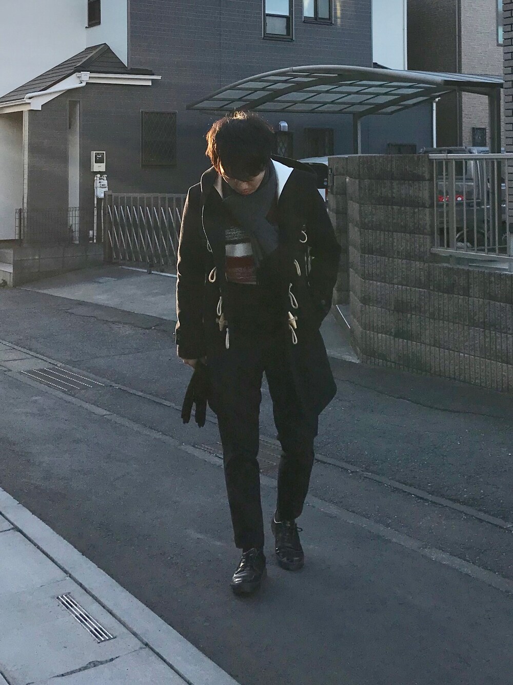 「マフラー、ダッフルコート、リュック、バックパック、レザーバッグ、靴下チラ見せ、冬、シンプルコーデ、きれいめカジュアル、ニット」｜「GLOBAL WORKのプレーントゥスニーカー/764918（スニーカー、ブラック系）」を使った、ひかるさん（メンズ・166cm）の冬コーディネートの1枚目の写真