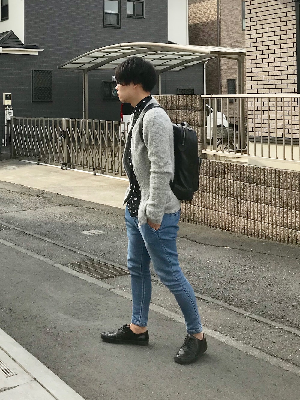 「シンプルコーデ、アンクルパンツ、エナメルシューズ、きれいめカジュアル、はるコーデ、春コーデ、バックパック、めがね、春、花柄」｜「GLOBAL WORKのプレーントゥスニーカー/764918（スニーカー、ブラック系）」を使った、ひかるさん（メンズ・166cm）の春コーディネートの1枚目の写真
