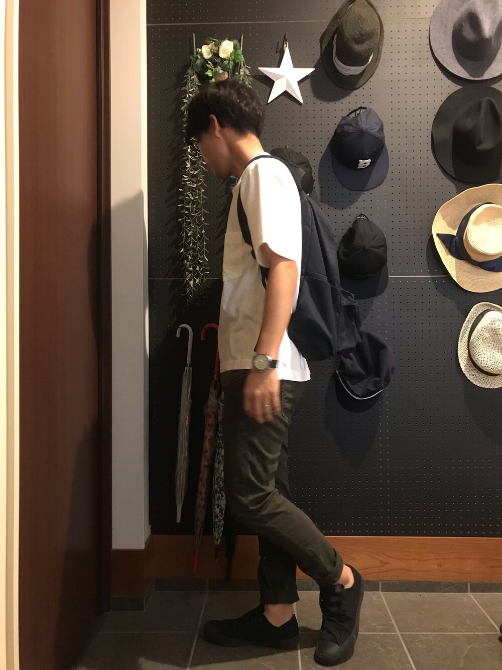 「シンプル、白Tシャツ、UNIQLO、タンクトップ、レイヤードスタイル、めがね、バックパック、スリッポン、コンバース、ビッグシルエット」｜「CONVERSEのコンバース CONVERSE NEXTAR 110 SLIP OX ブラック 32765381（スニーカー、ブラック系）」を使った、ひかるさん（メンズ・165cm）の夏コーディネートの1枚目の写真