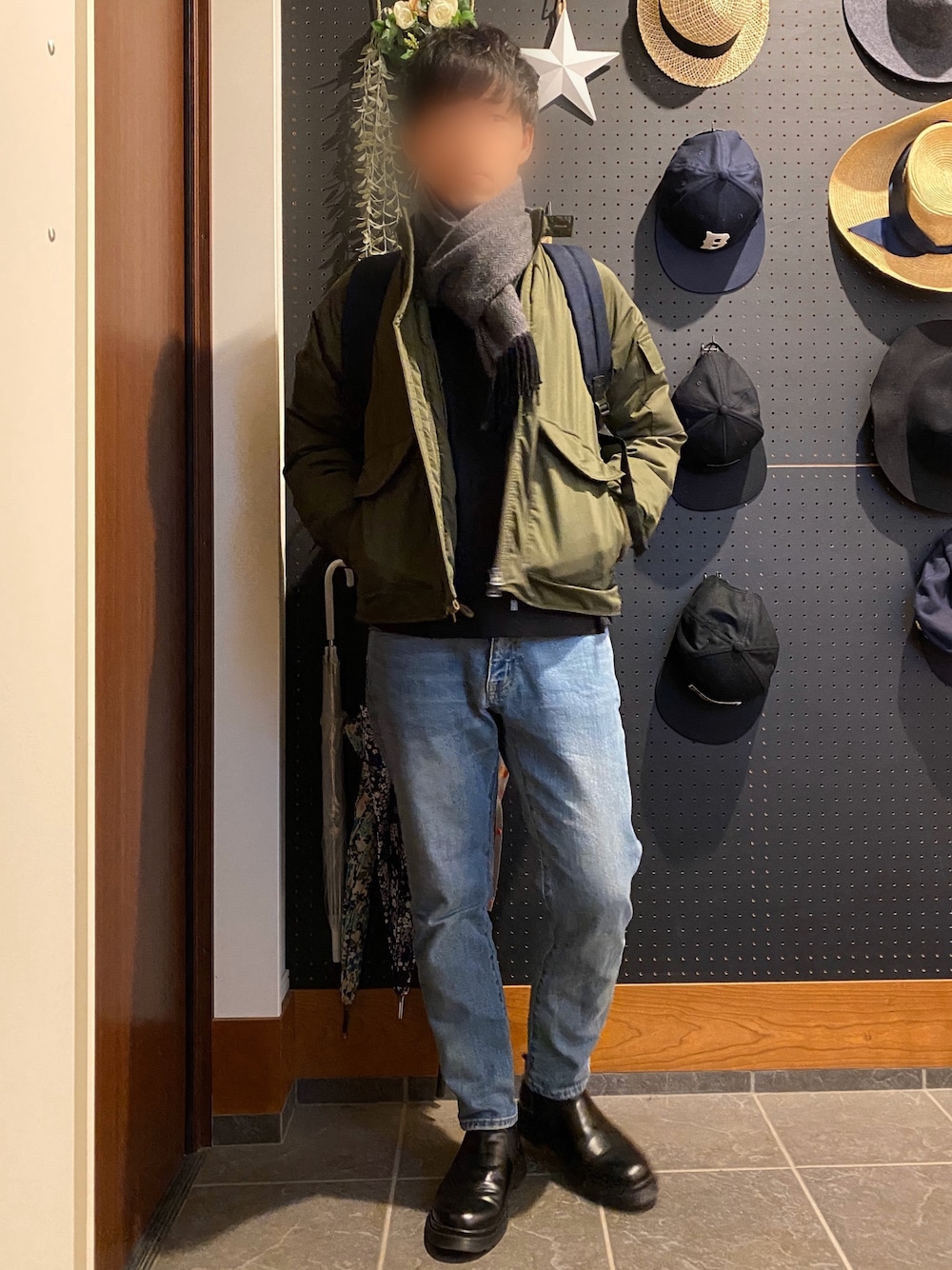 「冬アウター着回しチャレンジ、シンプル、ダウン、zozoデニム、スリッポン、マフラー、デニム、リュック、Tシャツ、カーキ」｜「BEAUTY&YOUTH UNITED ARROWSの【WEB限定】 by サイドゴア スリッポン シューズ（スリッポン、ブラック系）」を使った、ひかるさん（メンズ・166cm）の冬コーディネートの1枚目の写真