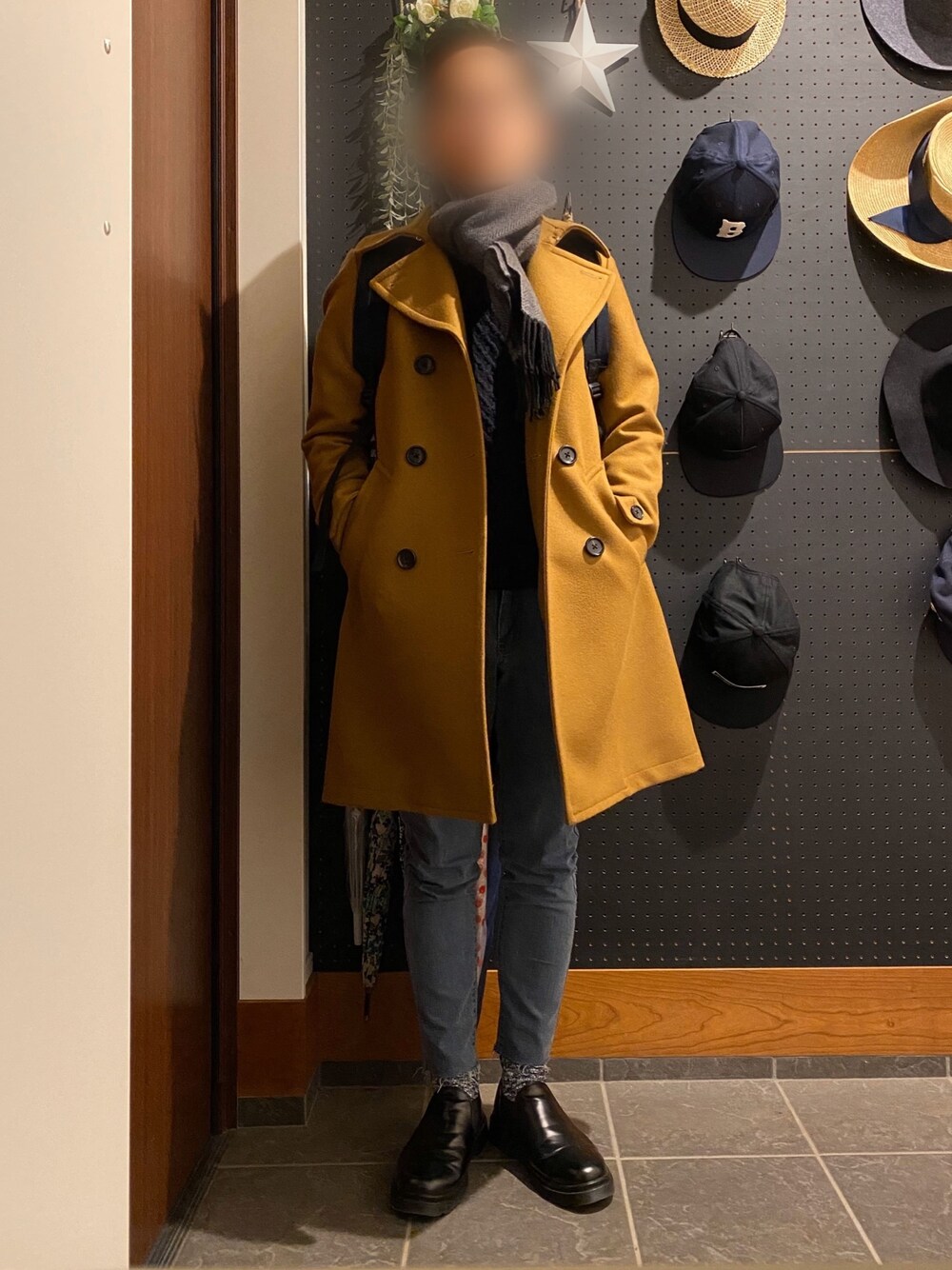 「今日のコーデ、Pコート、ニット、UNIQLO、スキニーデニム、スリッポン、アンクルパンツ、大人カジュアル、きれいめカジュアル、ユニクロ」｜「BEAUTY&YOUTH UNITED ARROWSの【WEB限定】 by サイドゴア スリッポン シューズ（スリッポン、ブラック系）」を使った、ひかるさん（メンズ・166cm）の冬コーディネートの1枚目の写真