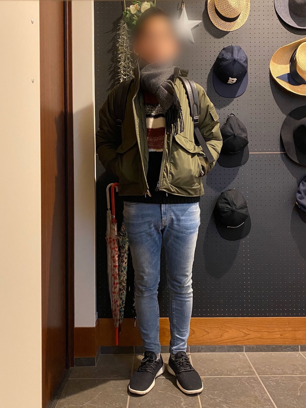 「ダウン、シンプルコーデ、オトナカジュアル、スニーカー、allbirds、カーキ、スキニーデニム、ニット、カジュアルコーデ、冬コーデ」｜「allbirdsのアイテム（スニーカー、ブラック系）」を使った、ひかるさん（メンズ・166cm）の冬コーディネートの1枚目の写真
