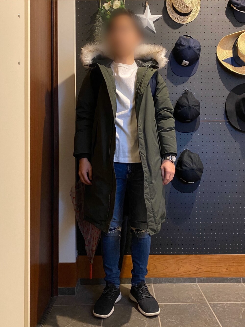 「ロングコート、ダメージデニムパンツ、ストレッチパンツ、アズールバイマウジー(AZUL by moussy)、無印良品、スニーカー、無地T、リュック、シンプル、カジュアル」｜「allbirdsのアイテム（スニーカー、ブラック系）」を使った、ひかるさん（メンズ・166cm）の春コーディネートの1枚目の写真