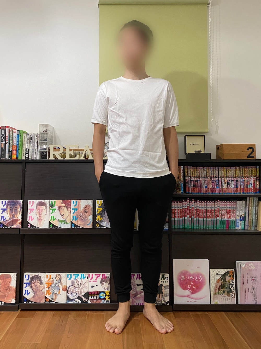 「シンプルコーデ、おしゃれさんと繋がりたい、今日のコーデ、白黒、スキニーパンツ、ストレッチパンツ、無地T、ブラック、雨の日コーデ、光沢」｜「jiggys shopのスウェット ストレッチスキニージョガーパンツ ( 無地 & 柄 & ラインパンツ )（スウェットパンツ、ブラック系）」を使った、ひかるさん（メンズ・166cm）の夏コーディネートの1枚目の写真