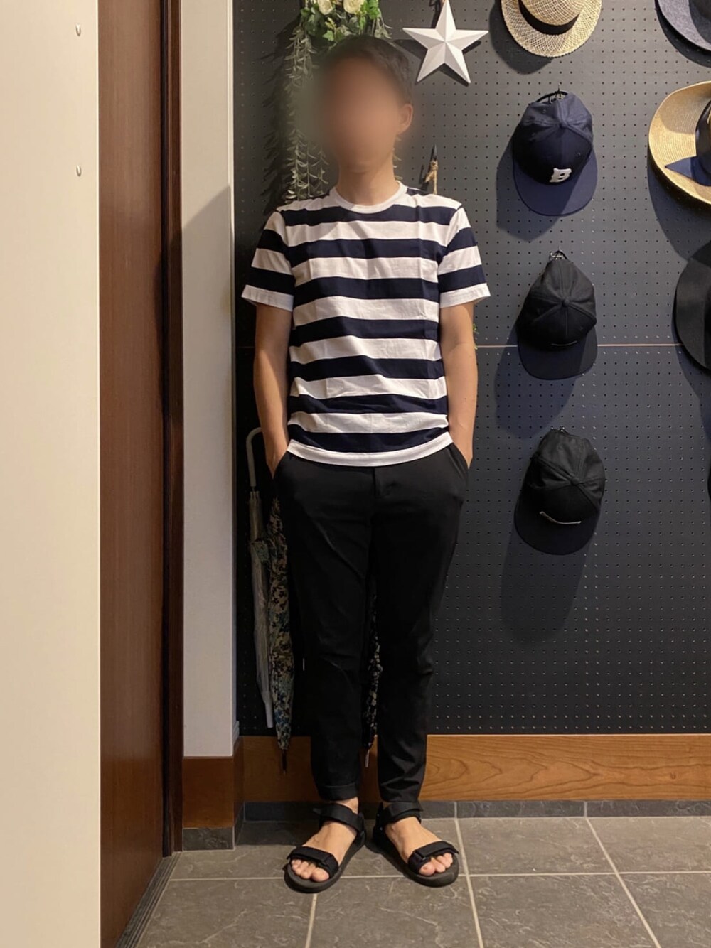 「カジュアル、ボーダー、Tシャツ、シンプル、サンダル、ユニクロ、UNIQLO、おさんぽ、低身長コーデ、ボーダートップス」｜「UNIQLOのアイテム（その他パンツ、ブラック系）」を使った、ひかるさん（メンズ・166cm）の夏コーディネートの1枚目の写真