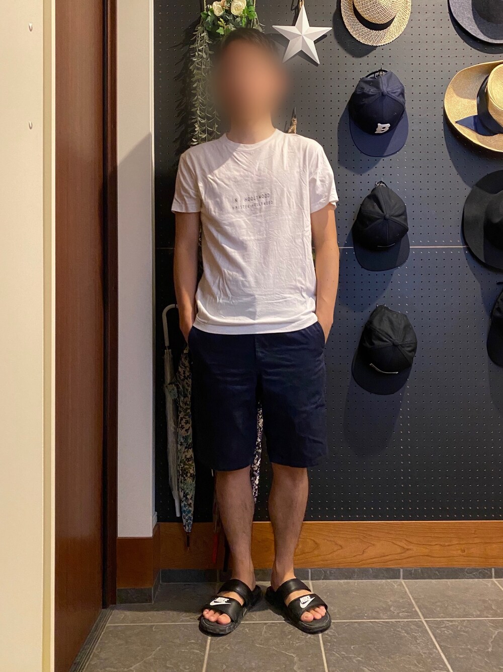 「シンプル、ナイキ、GU、Tシャツ、短パン、カジュアル、今日のコーデ、スポーツサンダル、白Tシャツ、大人カジュアル」｜「NIKEのNIKE ナイキ WMNS BENASSI DUO ULTRA SLIDE ウィメンズ ベナッシ デュオ ウルトラ スライド W819717 010BLK/WHT（サンダル、ブラック系）」を使った、ひかるさん（メンズ・166cm）の夏コーディネートの1枚目の写真