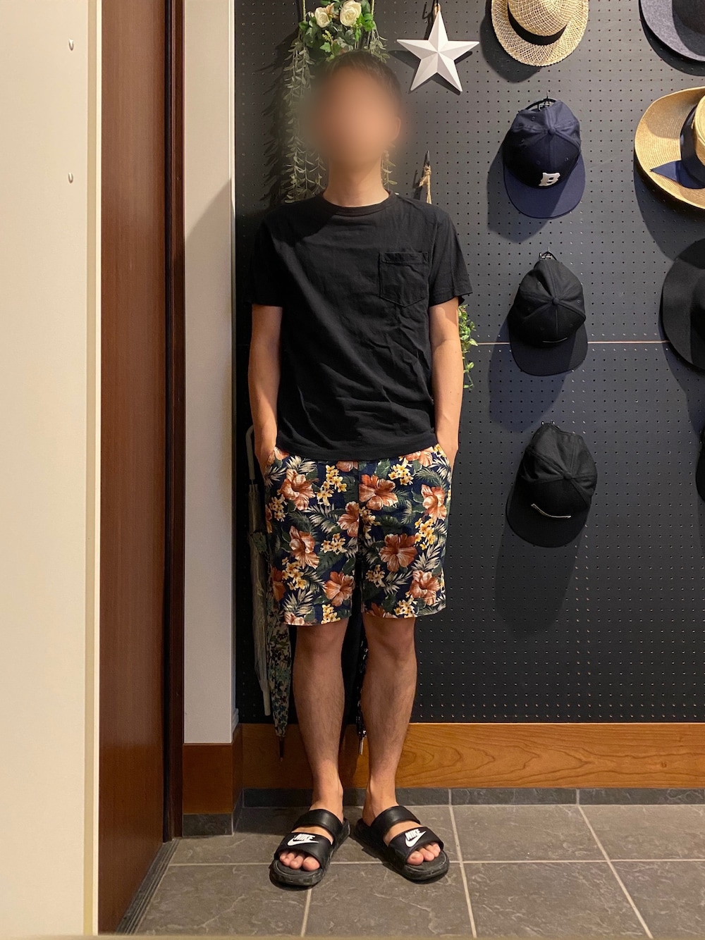 「ナイキ、花柄、短パン、夏コーデ、今日のコーデ、シンプルコーデ、黒Tシャツ、無印良品、ポケットＴシャツ、サンダル」｜「NIKEのNIKE ナイキ WMNS BENASSI DUO ULTRA SLIDE ウィメンズ ベナッシ デュオ ウルトラ スライド W819717 010BLK/WHT（サンダル、ブラック系）」を使った、ひかるさん（メンズ・166cm）の夏コーディネートの1枚目の写真