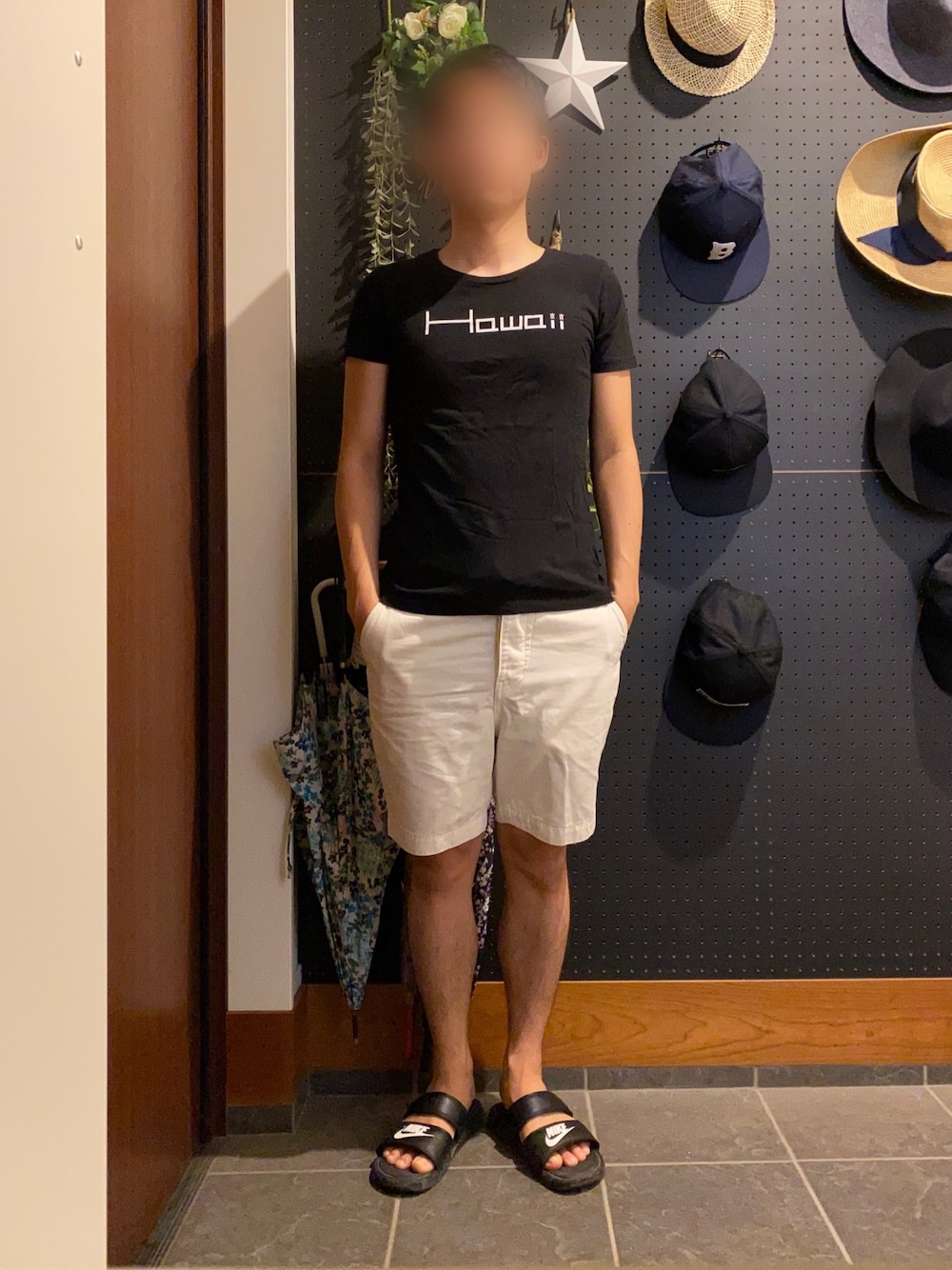 「夏コーデ、シンプルスタイル、今日のコーデ、メンズコーデ、Tシャツ、短パン、白パンツ、サンダル、ナイキ、低身長コーデ」｜「NIKEのNIKE ナイキ WMNS BENASSI DUO ULTRA SLIDE ウィメンズ ベナッシ デュオ ウルトラ スライド W819717 010BLK/WHT（サンダル、ブラック系）」を使った、ひかるさん（メンズ・166cm）の夏コーディネートの1枚目の写真