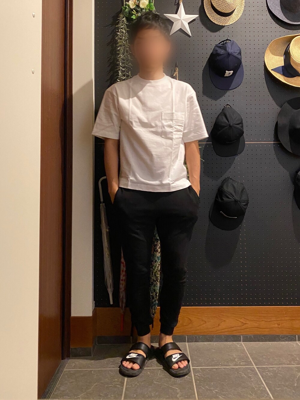 「シンプル、カジュアル、サンダル、ナイキ、無地T、スキニーパンツ、ポケットＴシャツ、UNIQLO、ユニクロ、夏」｜「NIKEのNIKE ナイキ WMNS BENASSI DUO ULTRA SLIDE ウィメンズ ベナッシ デュオ ウルトラ スライド W819717 010BLK/WHT（サンダル、ブラック系）」を使った、ひかるさん（メンズ・166cm）の夏コーディネートの1枚目の写真