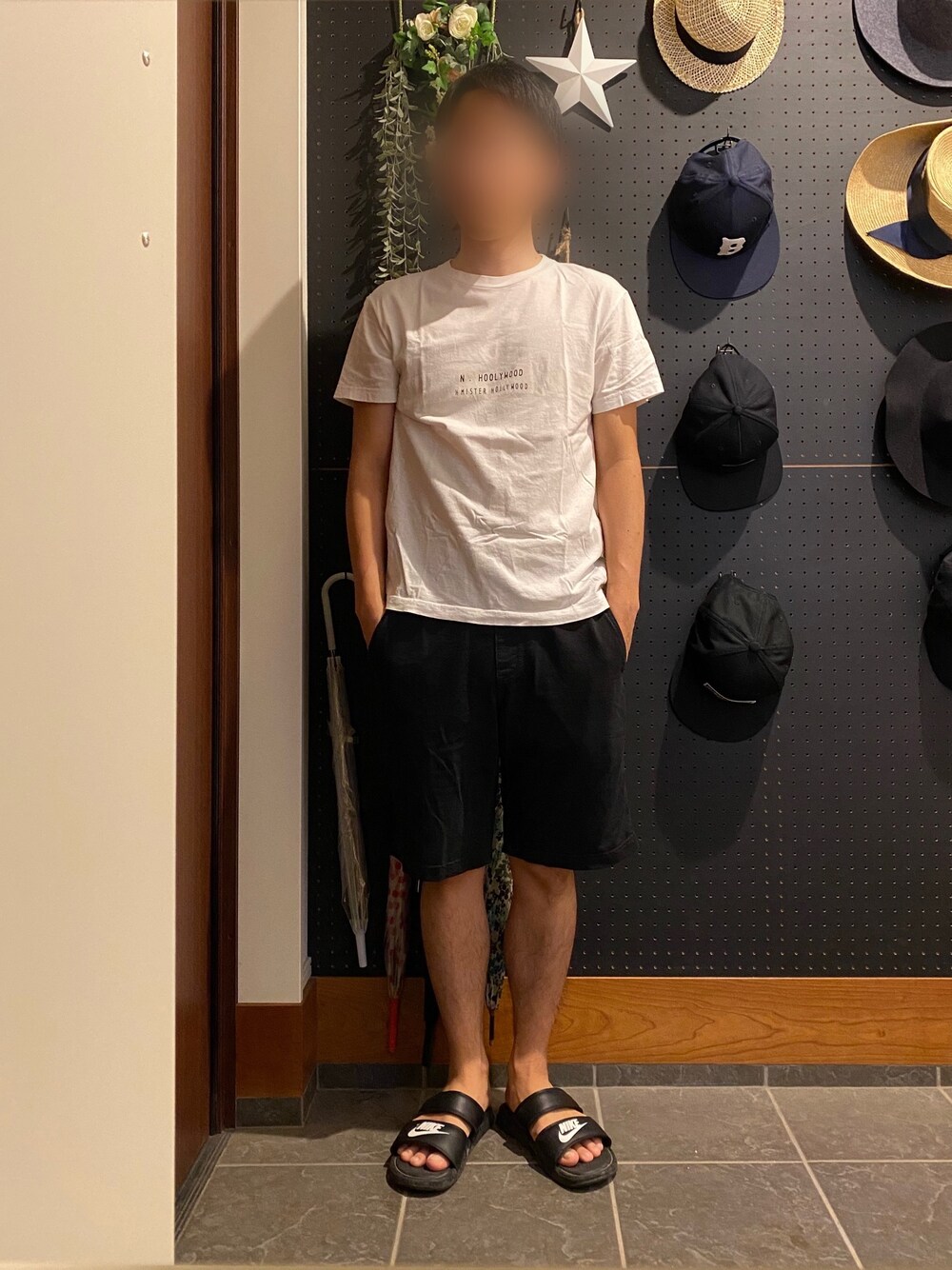 「シンプル、ユニクロ、UNIQLO、Tシャツ、サンダル、ナイキ、NIKE、白黒、ブラック、スポーツミックス」｜「UNIQLOのユーティリティアクティブショートパンツ（その他パンツ、ブラック系）」を使った、ひかるさん（メンズ・166cm）の夏コーディネートの1枚目の写真