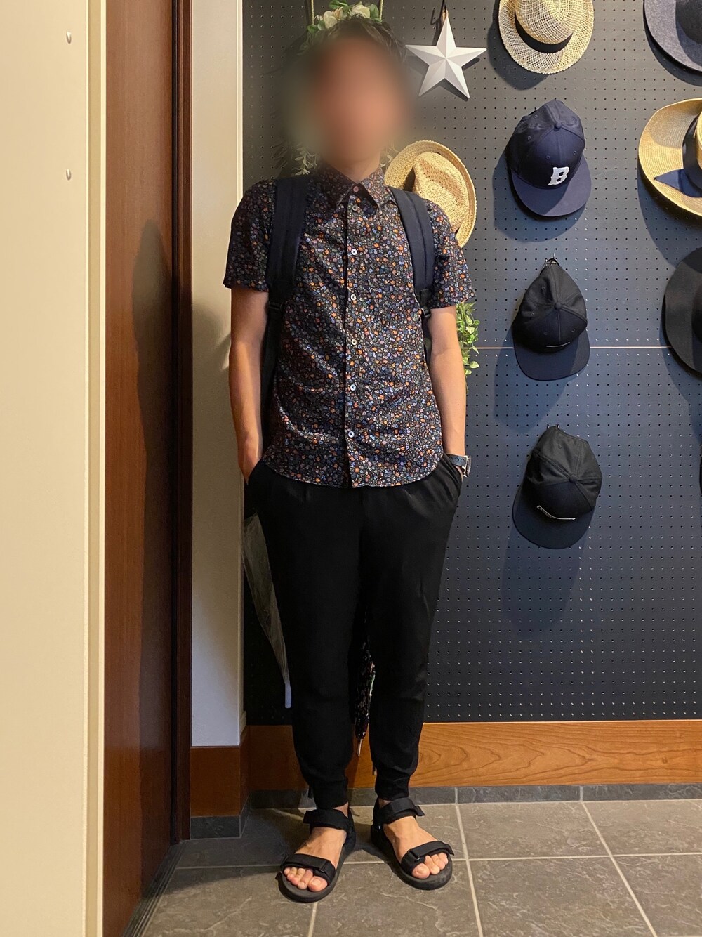 「夏コーデ、花柄、花柄シャツ、ユニクロ、サンダル、リュック、シンプルコーデ、UNIQLO、半袖シャツ、スキニー」｜「UNIQLOのアイテム（サンダル、ブラック系）」を使った、ひかるさん（メンズ・166cm）の夏コーディネートの1枚目の写真