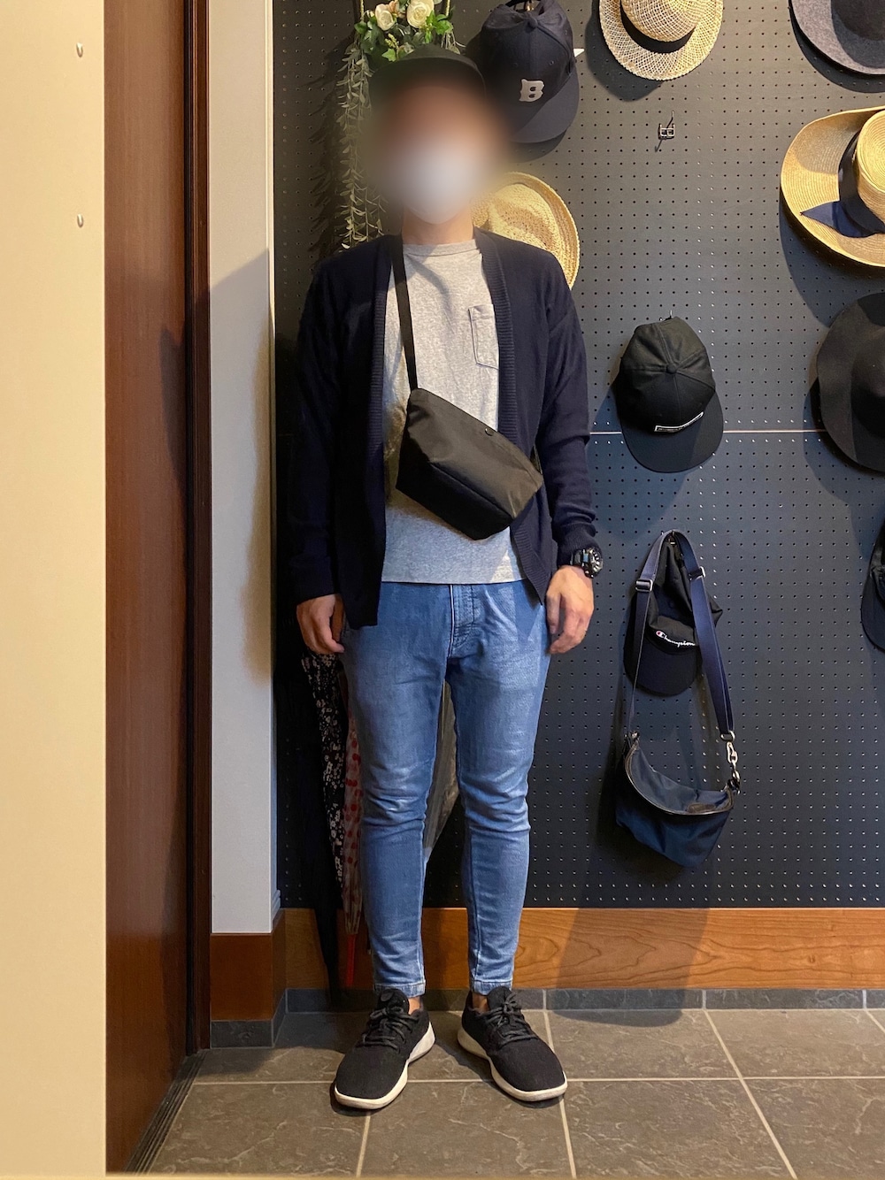 「allbirds、キャップ、スキニーデニム、ポケットＴシャツ、無地T、シンプル、無印良品、UNIQLO、休日スタイル、秋のマイ旬スタイル」｜「allbirdsのアイテム（スニーカー、ブラック系）」を使った、ひかるさん（メンズ・166cm）の秋コーディネートの1枚目の写真