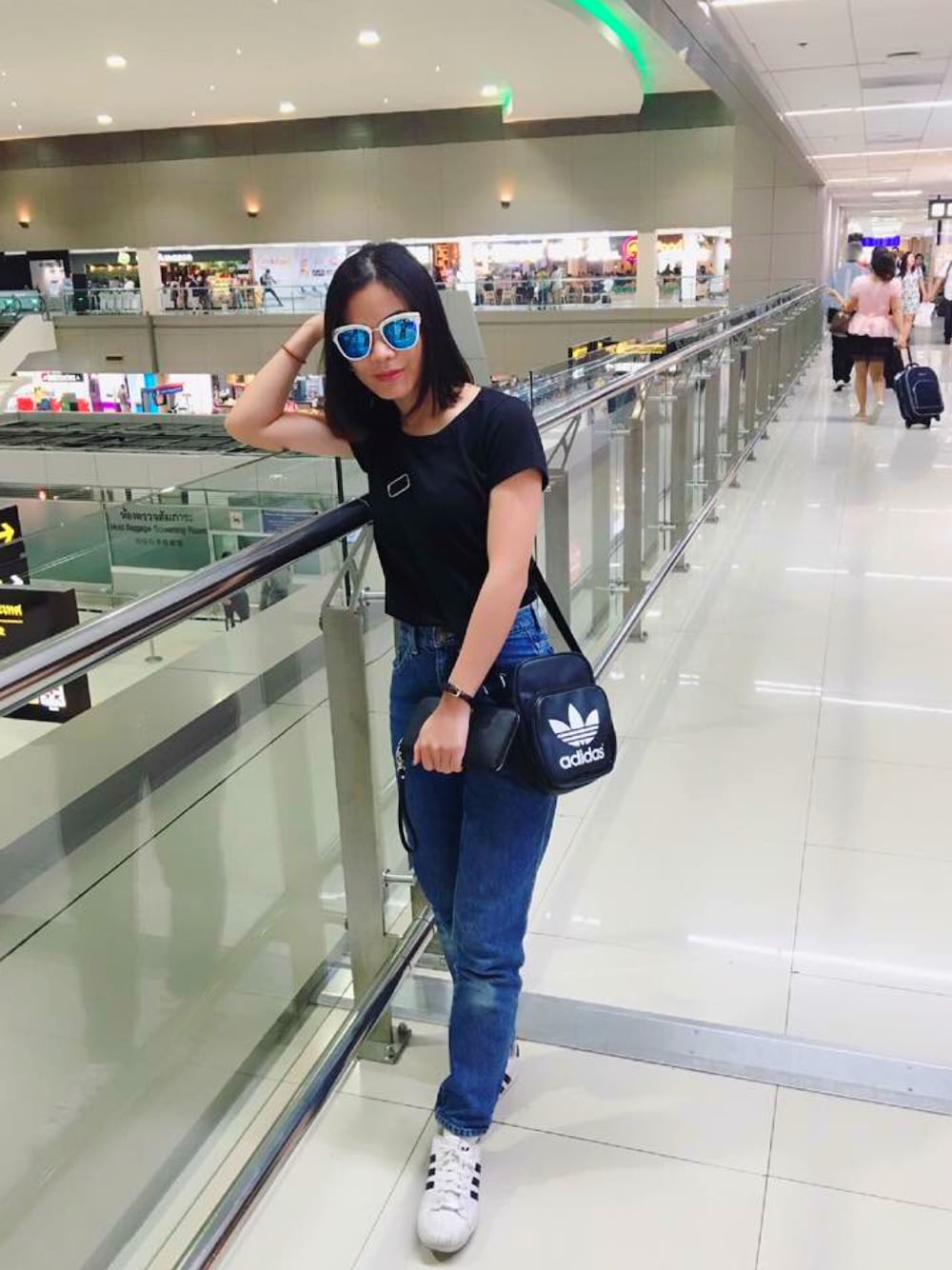 「girl、VINTAGE、sporty、90’s、summer」｜「ZARA WOMANのアイテム（ポロシャツ、ブラック系）」を使った、FB'Kaem Suvimolさん（レディース・158cm）の秋コーディネートの1枚目の写真