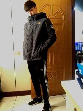 「家」｜「アイテム（マウンテンパーカー）」を使った、詹智捷さん（メンズ・170cm）の冬コーディネート
