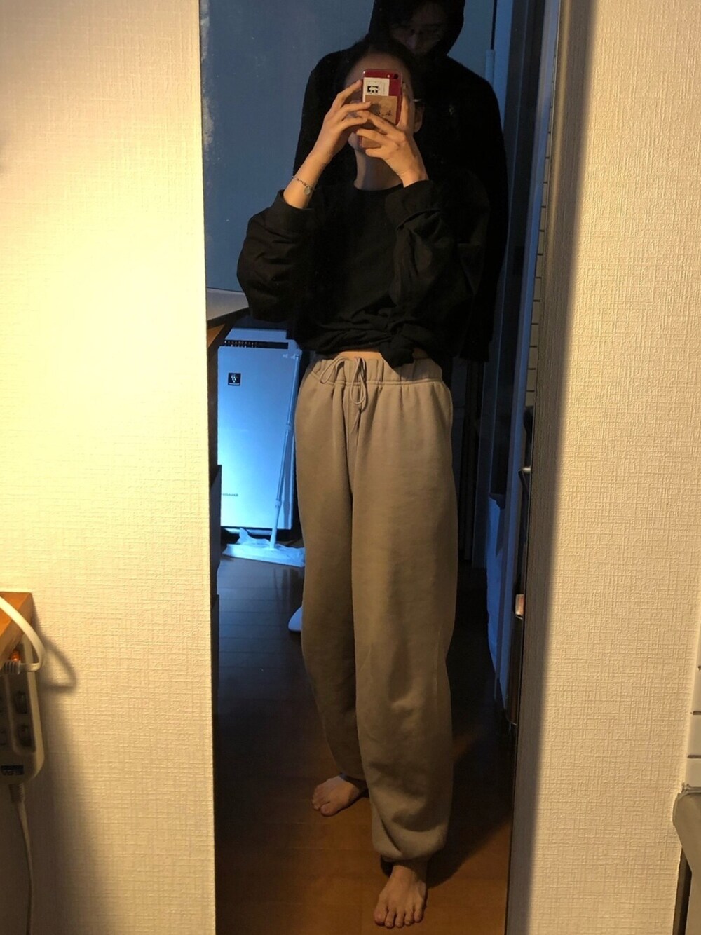 「カジュアルコーデ、休日コーデ、スウェット、ロングTシャツ、ストーリート、ootd、ブレスレット、彼氏の服、ゆるコーデ、ジョガーパンツ」｜「UNIQLOのアイテム（スウェットパンツ、グレー系）」を使った、志喜さん（レディース・158cm）の秋コーディネートの1枚目の写真