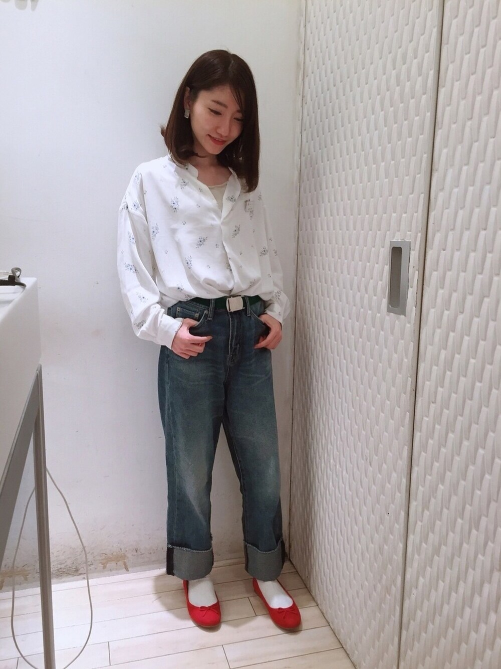 ブルー系のデニムパンツ、その他のシャツ/ブラウス、レッド系のパンプスを着用したレディースの冬コーディネートの1枚目の写真