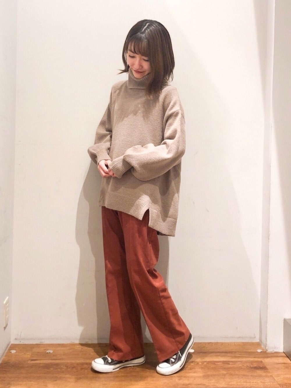 「ハイネックニット、スリットニット、オトナカジュアル、シンプルコーデ、フレアパンツ、プチプラ、カジュアルコーデ、アースミュージック＆エコロジー、earth music&ecology、私の推しブランド」｜「earth music&ecologyのスリットヘムタートルニットプルオーバー　＊（ニット/セーター、ブラウン系）」を使った、Ayanaさん（レディース・156cm）の冬コーディネートの1枚目の写真