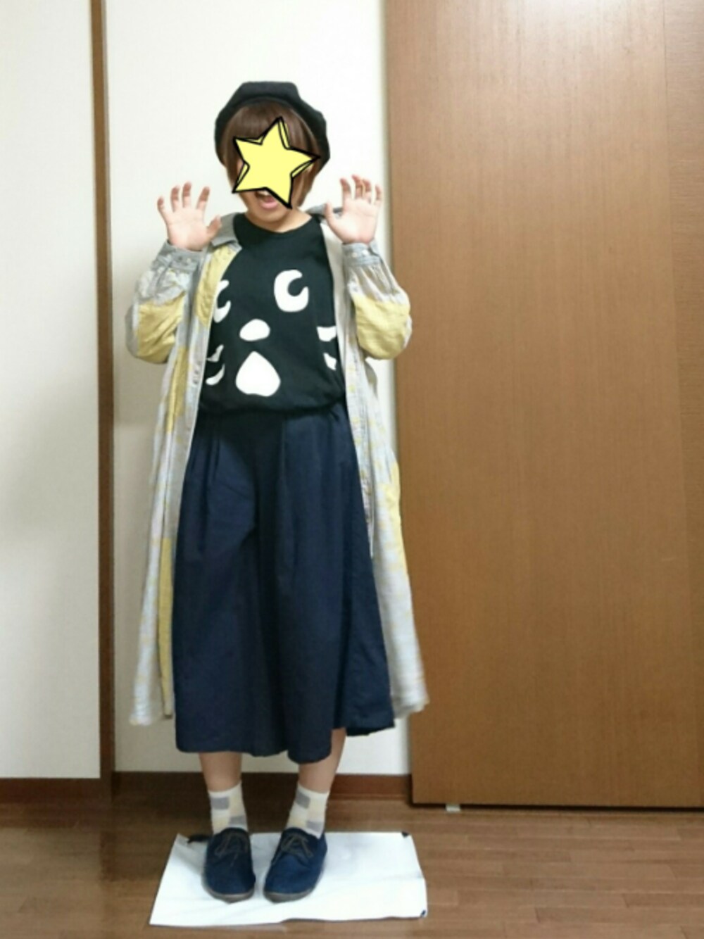 「ゆるコーデ、ブラック、カジュアル、ne-net、にゃー、FRAPBOIS、ガウチョパンツ、ベレー帽、Tシャツ」｜「FRAPBOISのムーンパッチガーゼ（シャツワンピース、イエロー系）」を使った、うめぼしさん（レディース・152cm）の夏コーディネートの1枚目の写真