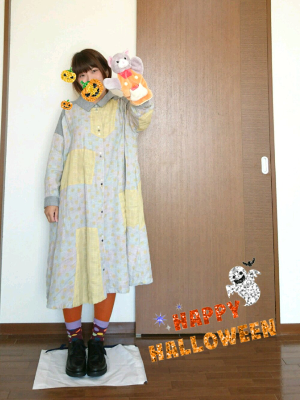 「wearhalloween2017、秋のコーデ、ワンピース、カラータイツ、黄色、柄ワンピース、ゆるコーデ、FRAPBOIS」｜「FRAPBOISのリズムシューズ（ドレスシューズ、ブラック系）」を使った、うめぼしさん（レディース・152cm）の秋コーディネートの1枚目の写真