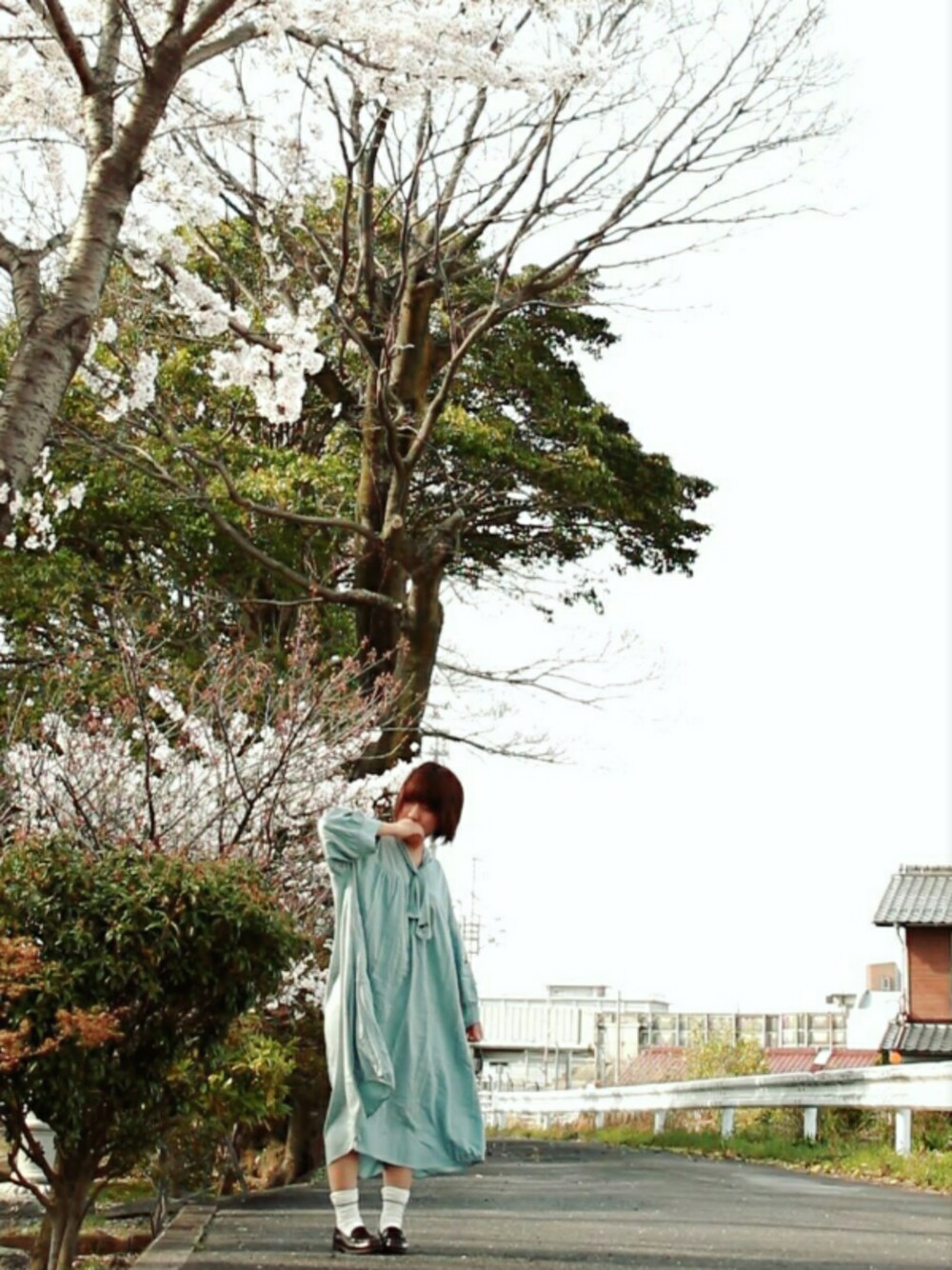 「春コーデ、お花見、ワンピース、青、ローファー、ローファー×靴下、FRAPBOIS」｜「FRAPBOISのBird（ワンピース、ブルー系）」を使った、うめぼしさん（レディース・152cm）の春コーディネートの1枚目の写真