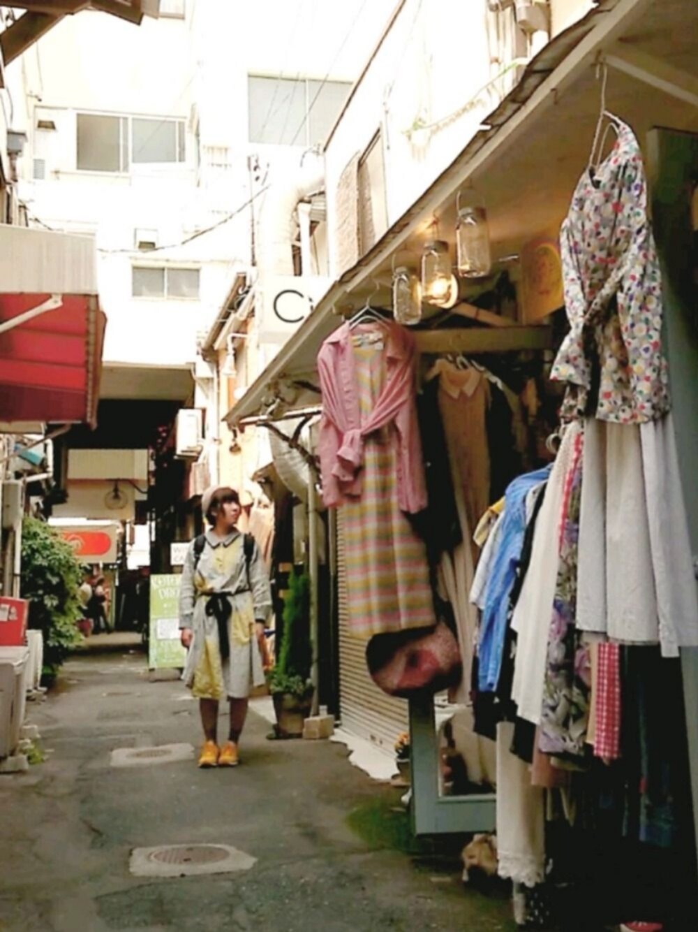 「春、スニーカー、ワンピース、シャツワンピ、ベレー帽、ガーリー、FRAPBOIS、黄色」｜「POU DOU DOUの花ととり線画ジャガードソックス（ソックス/靴下、ベージュ系）」を使った、うめぼしさん（レディース・152cm）の春コーディネートの1枚目の写真