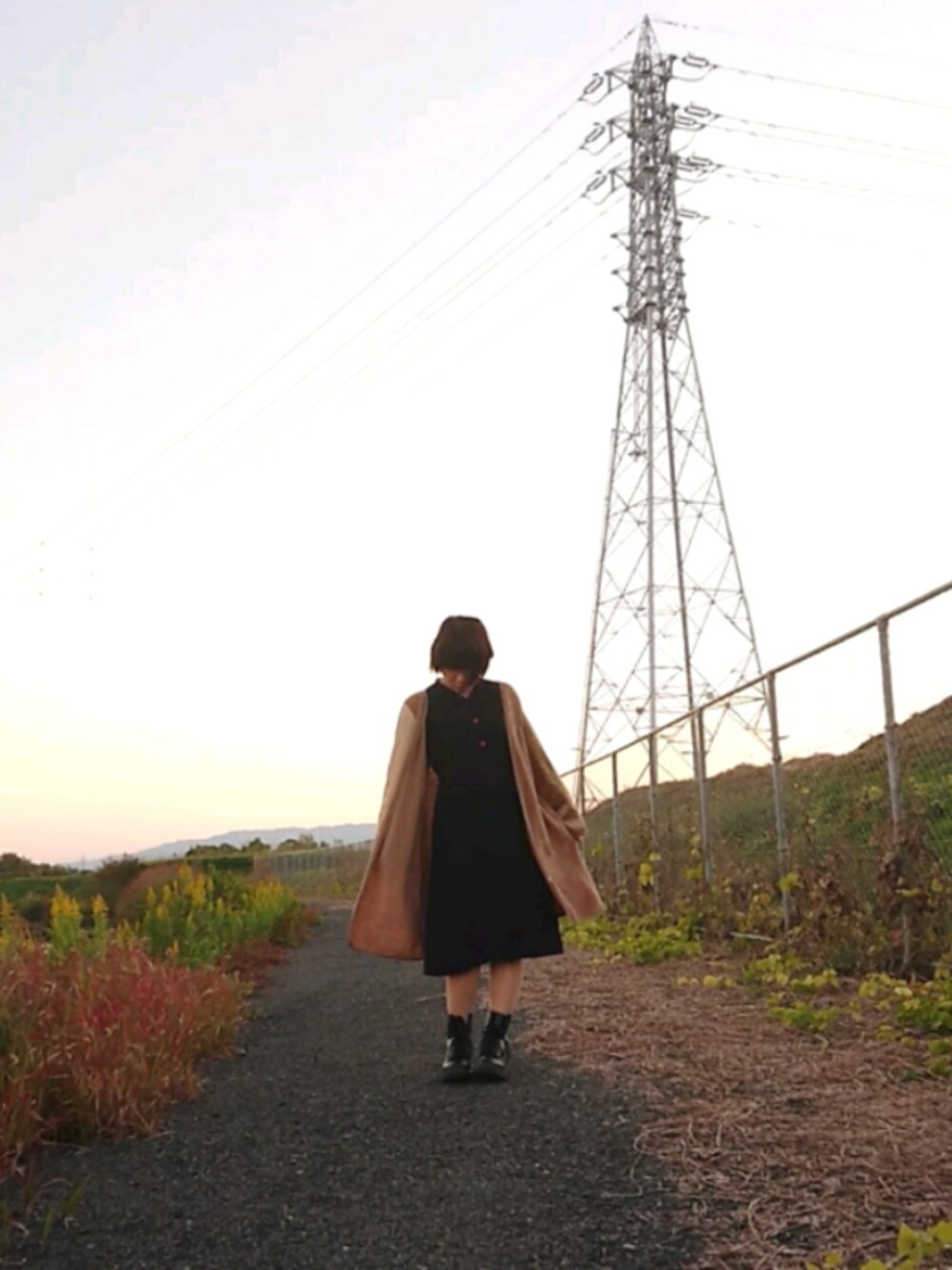 「秋冬、シンプル、秋コーデ、古着、レトロ、ワンピース、ボア、黒、Dr.Martens」｜「Dr. Martensの【Dr.Martens/ドクターマーチン】1460W 8EYE BOOT (エイトホールブーツ) WOMENS（ブーツ、ブラック系）」を使った、うめぼしさん（レディース・152cm）の秋コーディネートの1枚目の写真
