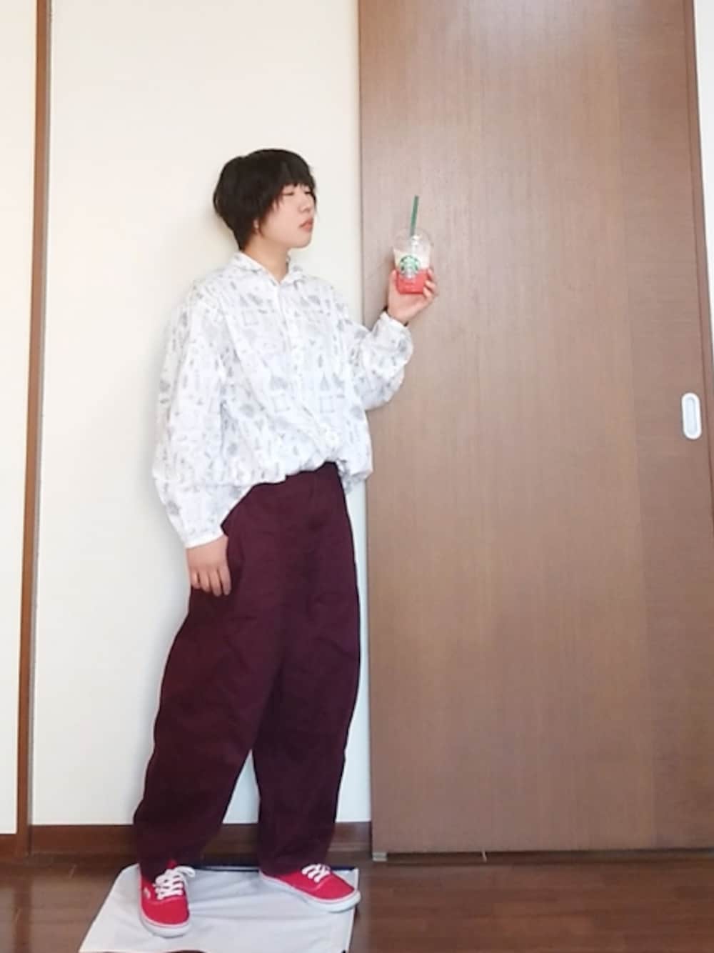 「春コーデ、ラフ、カジュアルコーデ、ゆるコーデ、スニーカー、赤×白、白シャツ、メンズライク」｜「Ne-netのヒュッテシャツ（シャツ/ブラウス、ホワイト系）」を使った、うめぼしさん（レディース・152cm）の春コーディネートの1枚目の写真