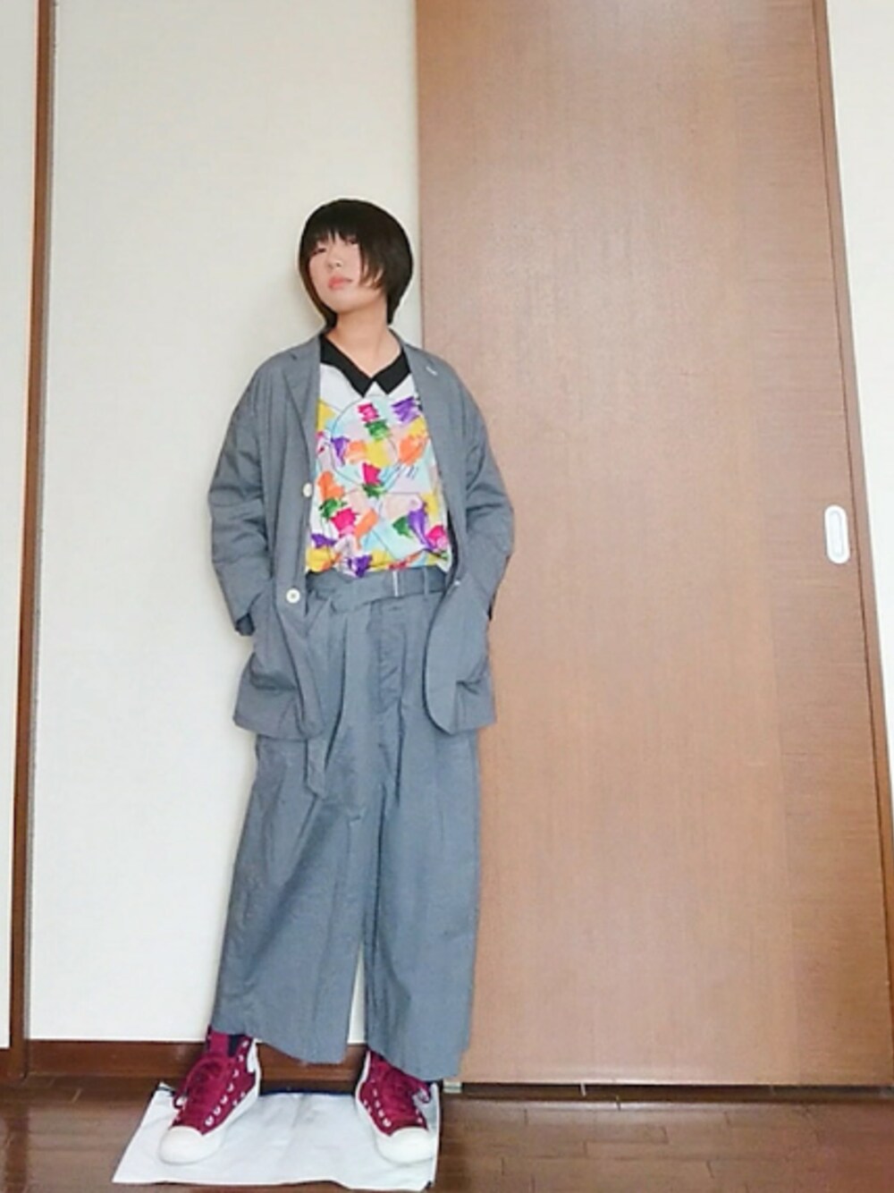 グレー系のその他パンツ、レッド系のスニーカー、その他のシャツ/ブラウスを着用したレディースの秋コーディネートの1枚目の写真