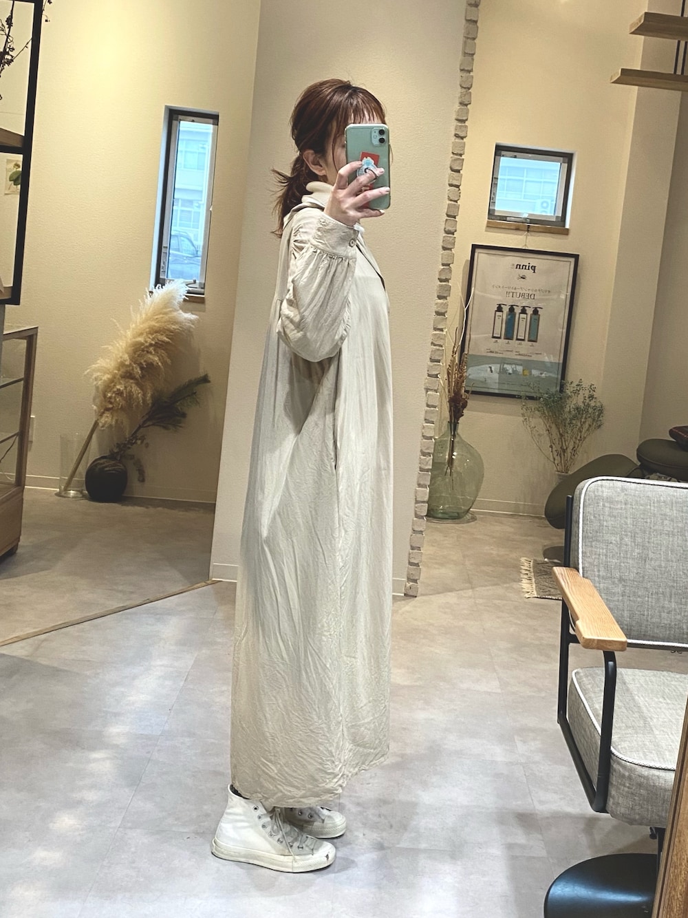 「Libra Cueの2020AW / バンドカラーロングスリーブシャツワンピース（ワンピース、ベージュ系）」を使った、ミキティさん（レディース・156cm）の冬コーディネートの1枚目の写真