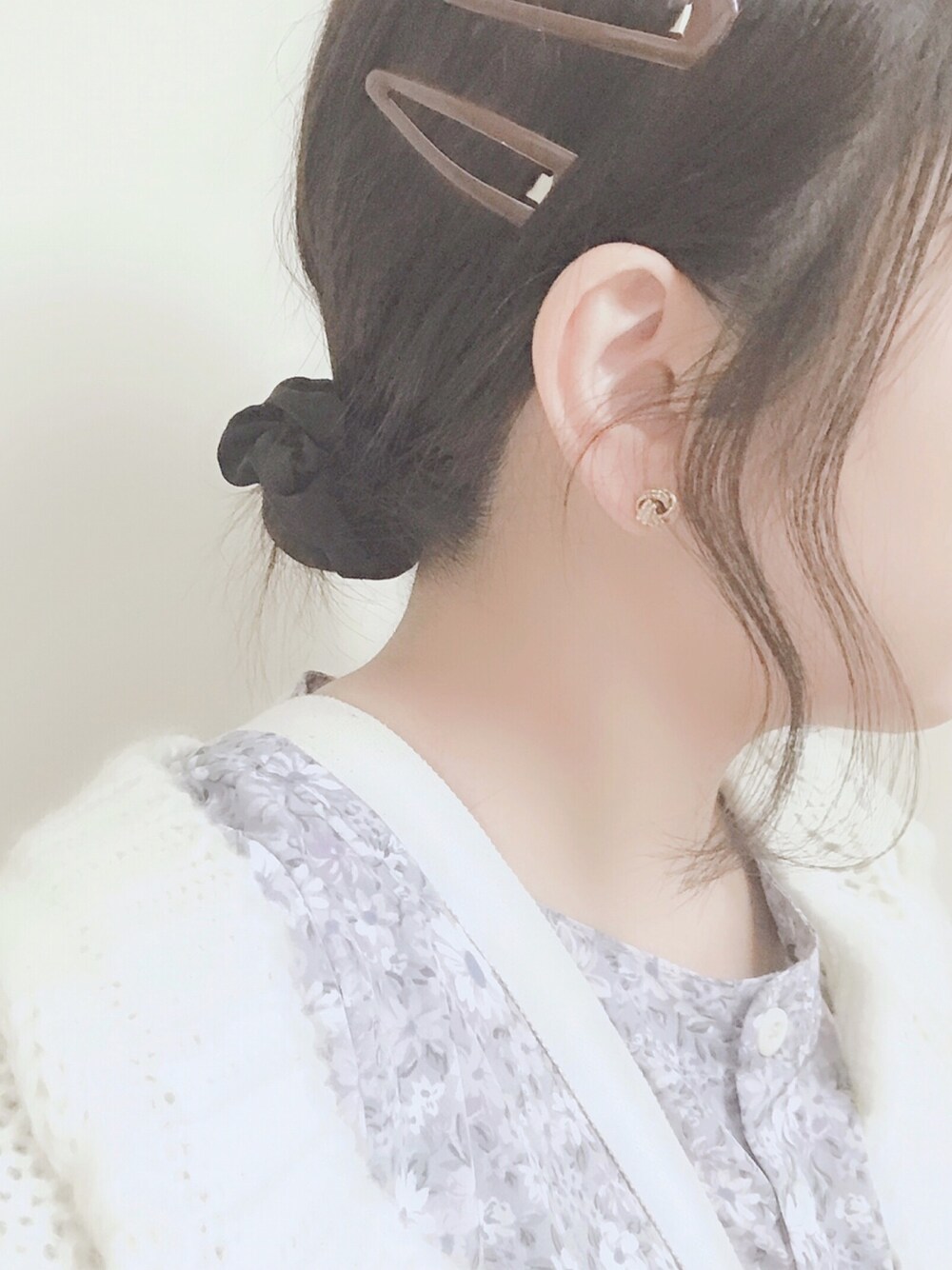 ブルー系のワンピース、ホワイト系のカーディガン/ボレロを着用したレディースの春コーディネートの1枚目の写真