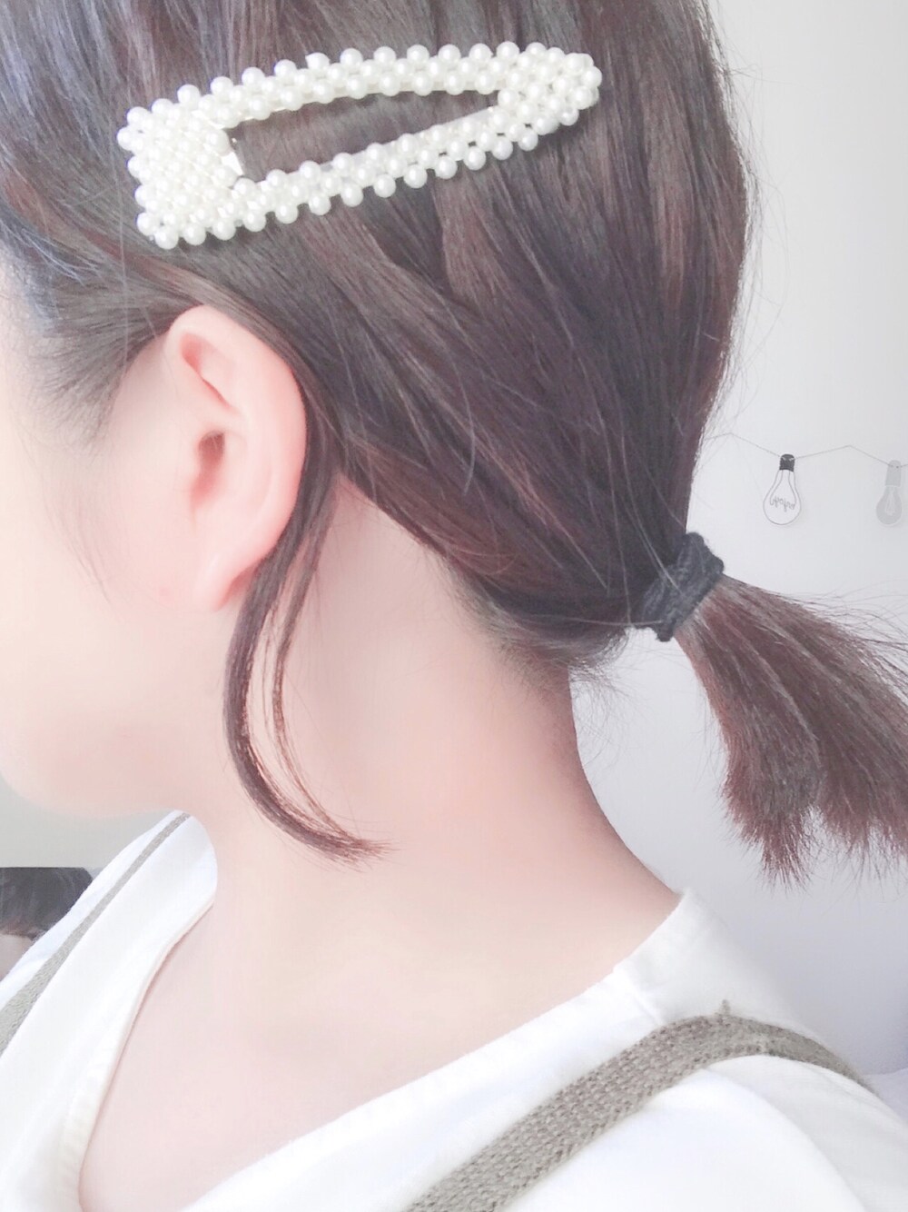 ホワイト系のTシャツ/カットソー、グリーン系のトップス、ホワイト系のヘアピンを着用したレディースの春コーディネートの1枚目の写真