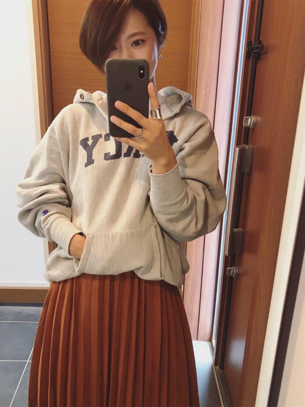 「チャンピオン、チャンピオン パーカー、Champion、vintage、LOWRYS FARM、ママコーデ」｜「LOWRYS FARMのスウェードプリーツスカート　732313 （スカート、ブラウン系）」を使った、tomoさん（レディース・154cm）の秋コーディネートの1枚目の写真