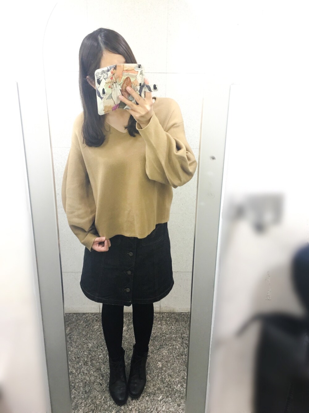 ブラック系のニット/セーター、ブラック系のデニムスカート、グリーン系のピーコートを着用したレディースの冬コーディネートの1枚目の写真