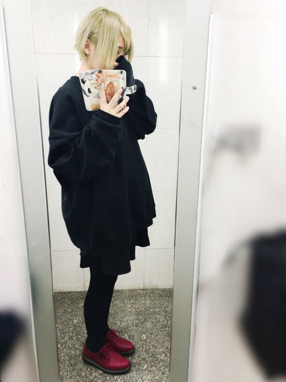 ブラック系のスウェット、レッド系のシューズを着用したレディースの冬コーディネートの1枚目の写真