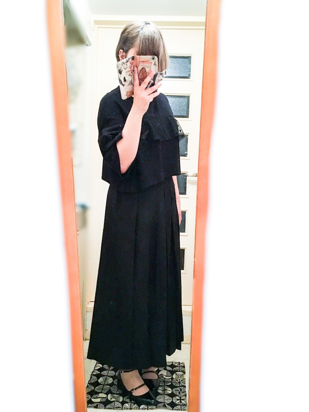 「CAROLINA GLASER、ORiental TRaffic(ORiental TRaffic)、ピアス、真っ黒コーデ、黒、プリーツパンツ、ガウチョパンツ、派手髪、夏、ボディピアス」｜「CAROLINA GLASERのCAROLINA GLASER / ドットチュールフリル プルオーバー（Tシャツ/カットソー、ブラック系）」を使った、小鳥遊めるさん（レディース・161cm）の夏コーディネートの1枚目の写真
