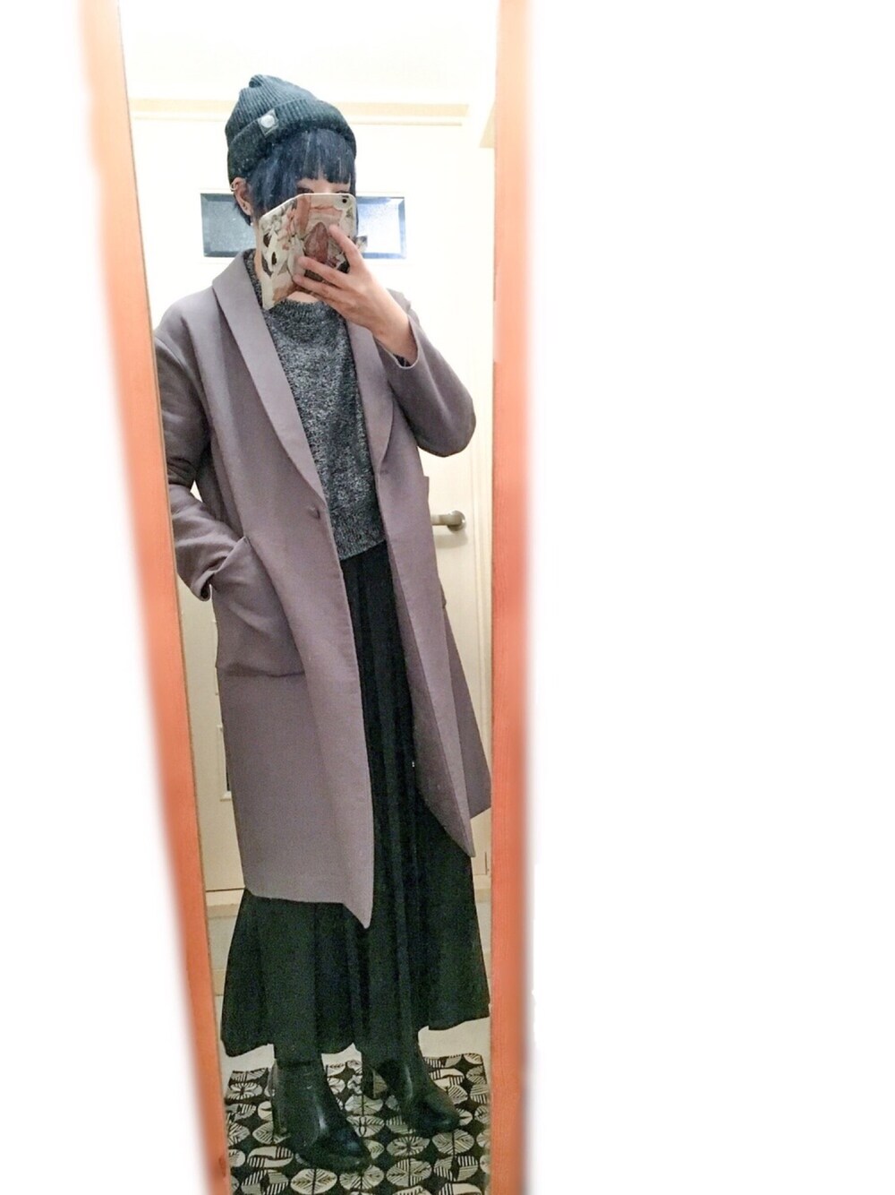 ブルー系のニット/セーター、ブラック系のその他パンツ、グレー系のチェスターコートを着用したレディースの秋コーディネートの1枚目の写真