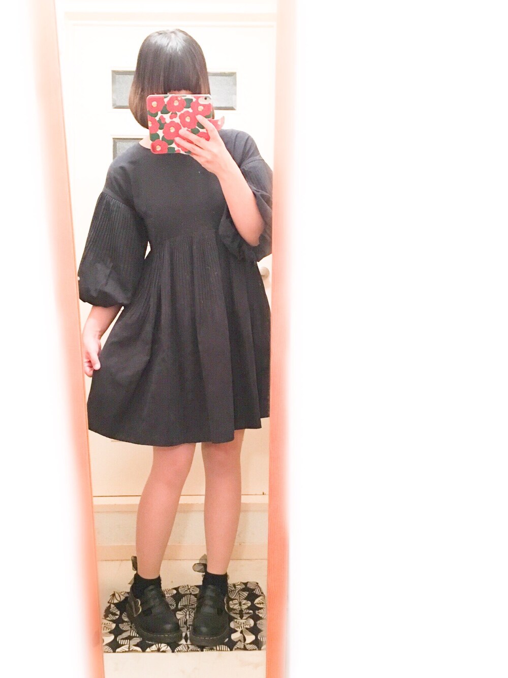 「CAROLINA GLASER、LOWRYS FARM、Dr.Martens、秋のコーデ、シンプルコーデ、休日スタイル、ニット、カーディガン、インナーカラー、halloween」｜「CAROLINA GLASERのCAROLINA GLASER / 消しプリーツワンピース（ワンピース、ブルー系）」を使った、小鳥遊めるさん（レディース・161cm）の秋コーディネートの1枚目の写真