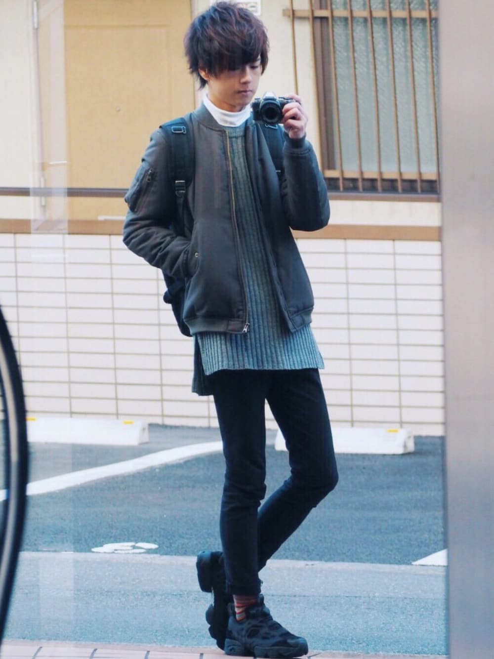 グリーン系のMA-1、ホワイト系のTシャツ/カットソー、グレー系のニット/セーターを着用したメンズの冬コーディネートの1枚目の写真