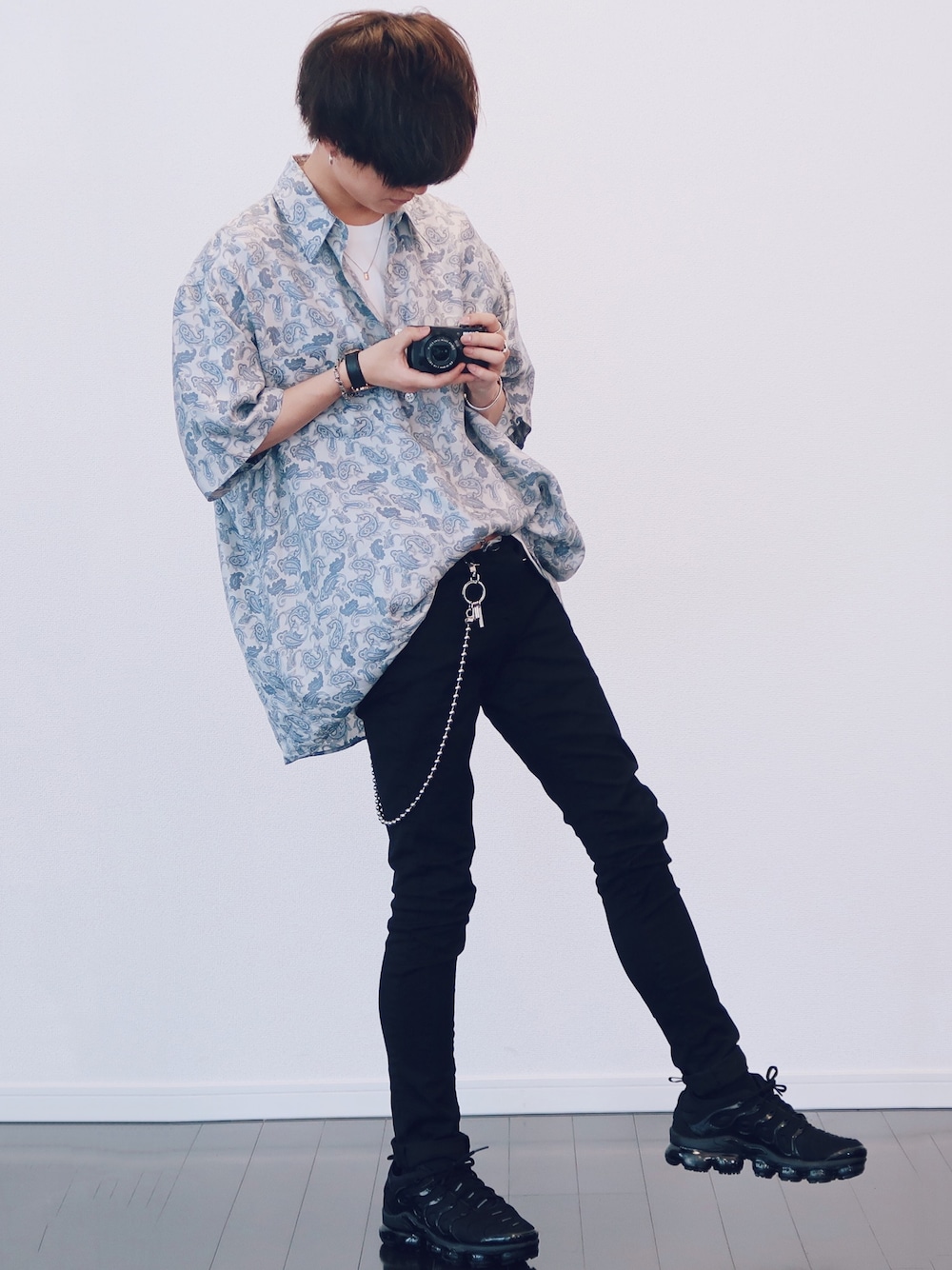 ホワイト系のシャツ/ブラウス、ブラック系のデニムパンツ、ホワイト系のTシャツ/カットソーを着用したメンズの夏コーディネートの1枚目の写真