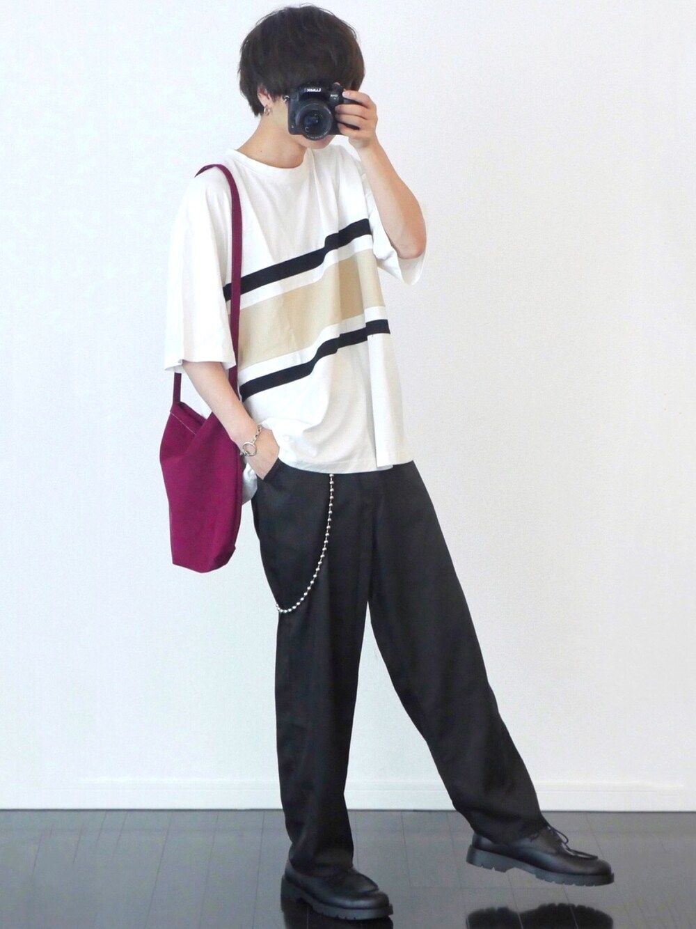 「夏コーデ、ゆるコーデ、ビッグT、テーパードパンツ、ワイドパンツ、サコッシュ、暑い」｜「kutirのcolor bloking TEE / 配色ビッグTシャツ　ハーフスリーブ（Tシャツ/カットソー、ホワイト系）」を使った、げんじさん（メンズ・175cm）の夏コーディネートの1枚目の写真