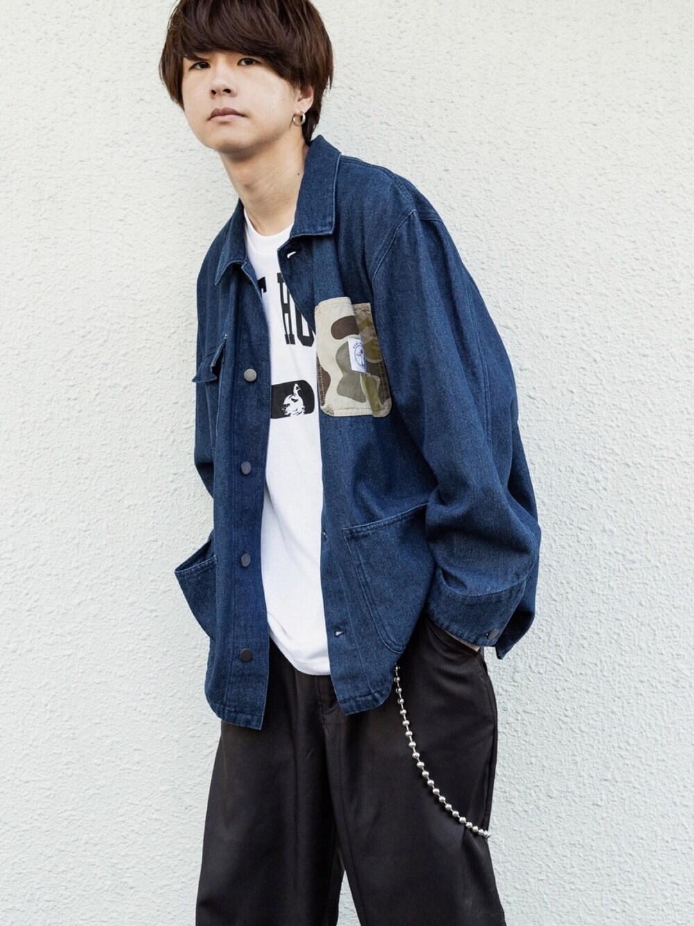 ブルー系のカバーオール、ホワイト系のTシャツ/カットソーを着用したメンズの夏コーディネートの1枚目の写真