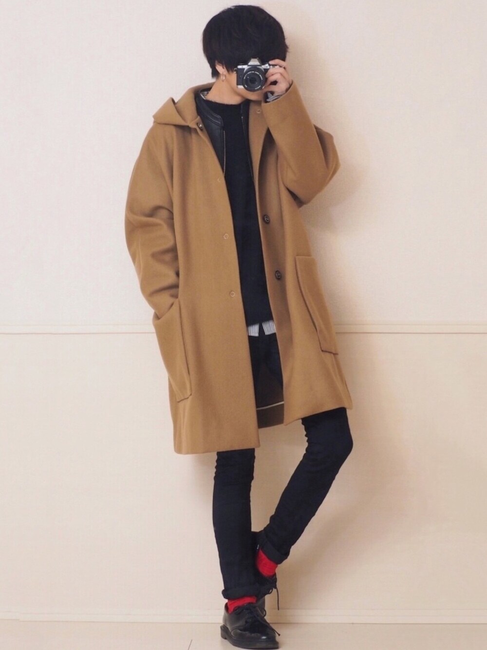 ベージュ系のジャケット/アウター、ブラック系のデニムパンツ、ブラック系のドレスシューズを着用したメンズの冬コーディネートの1枚目の写真