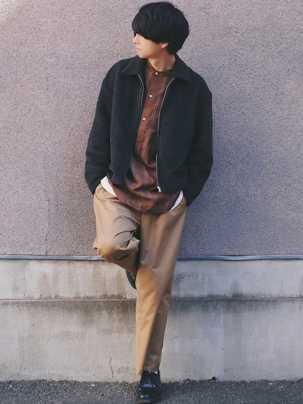 「春コーデ、ベージュ、バンドカラー、ワイドパンツ、革靴、ブルゾン、ノーカラーシャツ」｜「AURALEEのAURALEE BABY ALPACA ZIP BLOUSON（ブルゾン、ブラック系）」を使った、げんじさん（メンズ・175cm）の春コーディネートの1枚目の写真