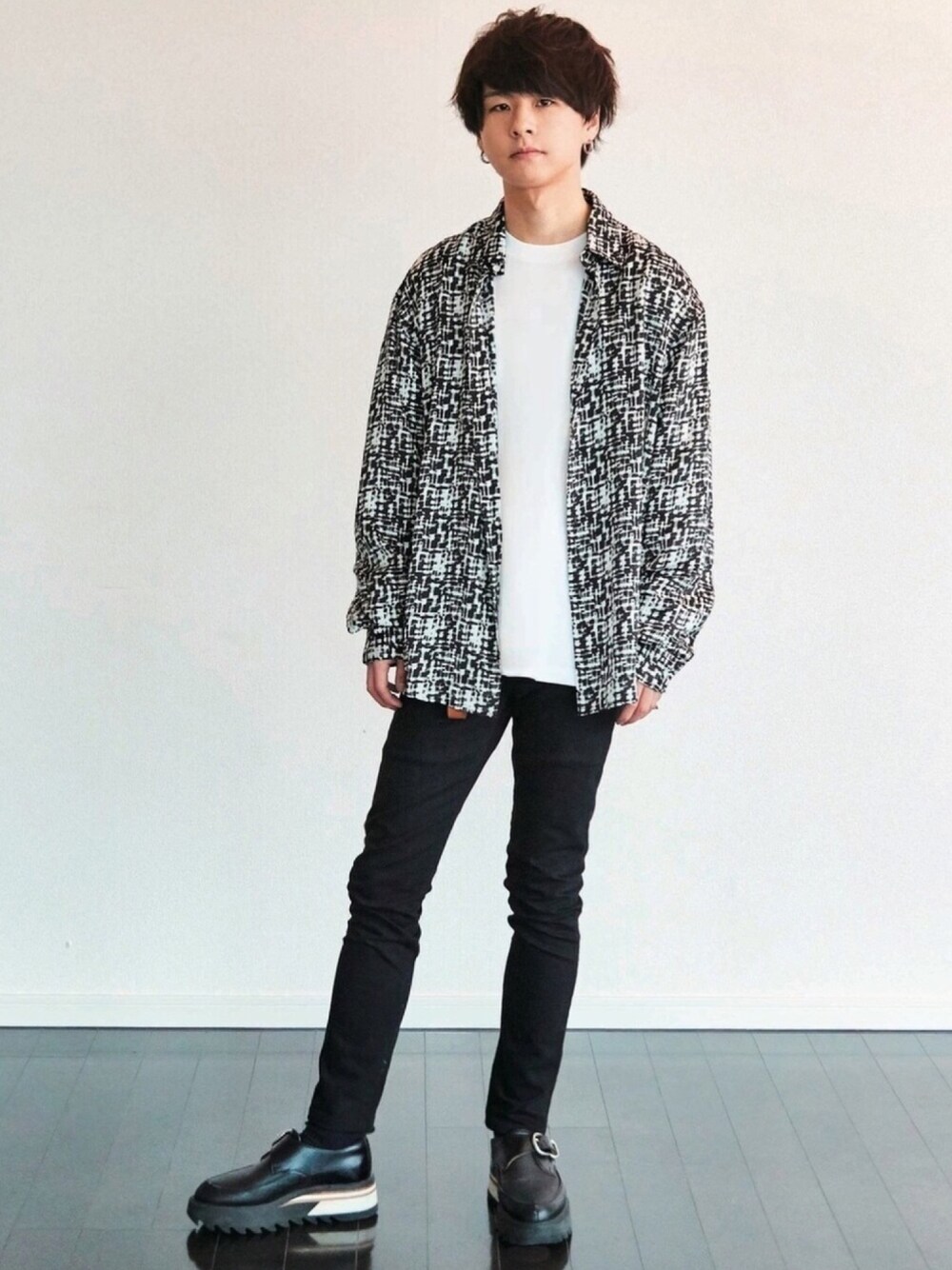 ブラック系のシャツ/ブラウス、ホワイト系のTシャツ/カットソー、ブラック系のデニムパンツを着用したメンズの春コーディネートの1枚目の写真