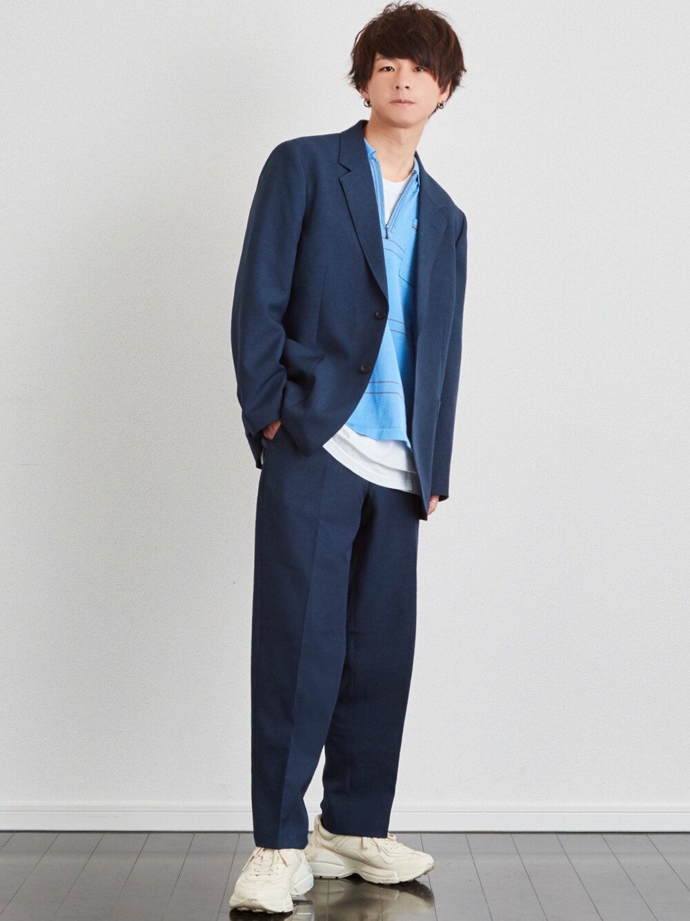 ブルー系のその他アウター、ブルー系のポロシャツ、ホワイト系のTシャツ/カットソーを着用したメンズの春コーディネートの1枚目の写真