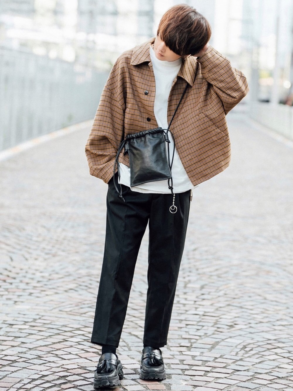 ベージュ系のブルゾン、ホワイト系のTシャツ/カットソー、ベージュ系のタンクトップを着用したメンズの秋コーディネートの1枚目の写真